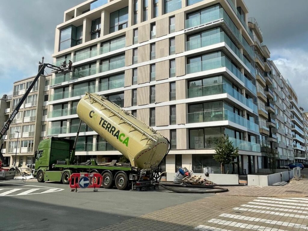 JDC Lava-Substrate - Realisatie intensieve daktuin op keldervlak te Knokke-Heist - Tuinen Lewis Daemers